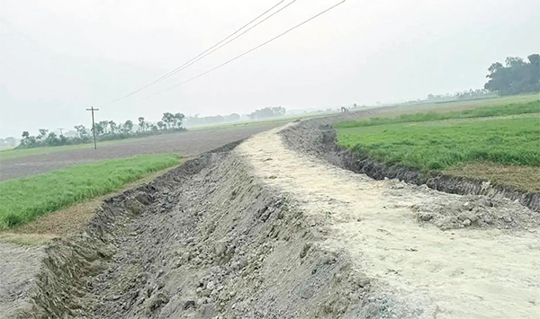 ফসলি জমি কেটে রাস্তা নির্মাণের অভিযোগ