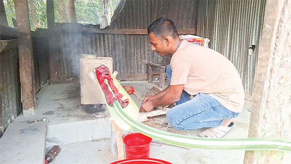 বরগুনায় পলিথিন পুড়িয়ে তৈরি হচ্ছে জ্বালানি তেল