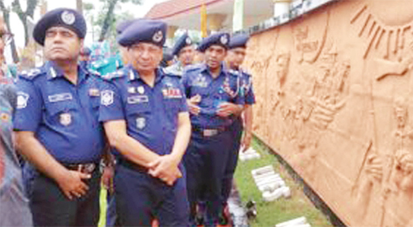 মৌলভীবাজারে পুলিশ লাইন্সে পোড়ামাটির শিল্পকর্ম উদ্বোধন