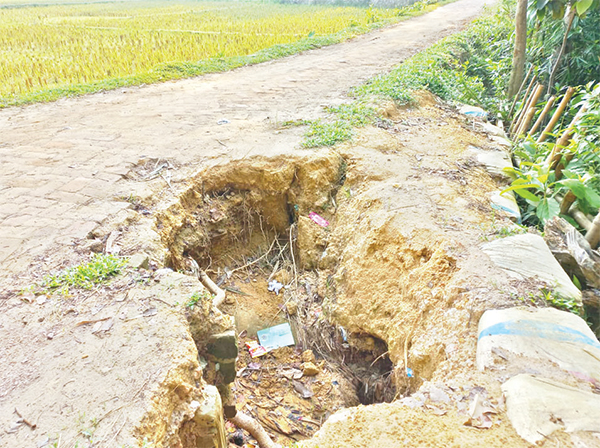 উখিয়ার রুমখাঁপালং-হাতিরঘোনা স্কুল সড়ক চলাচল অনুপযোগী