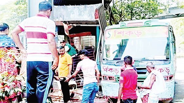 রাজধানীতে পুলিশ বক্সে ঢুকে গেল বাস