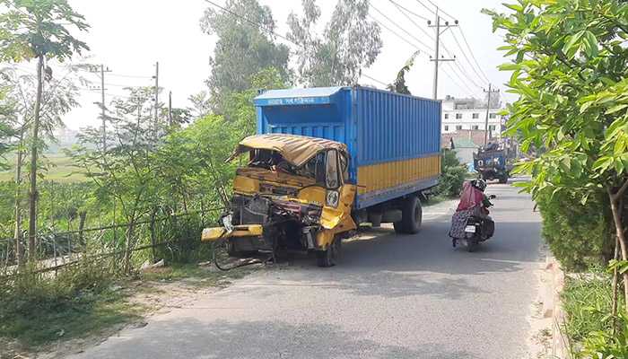 টাঙ্গাইলে চলন্ত লরির পেছনে কাভার্ড ভ্যানের ধাক্কায় নিহত ২