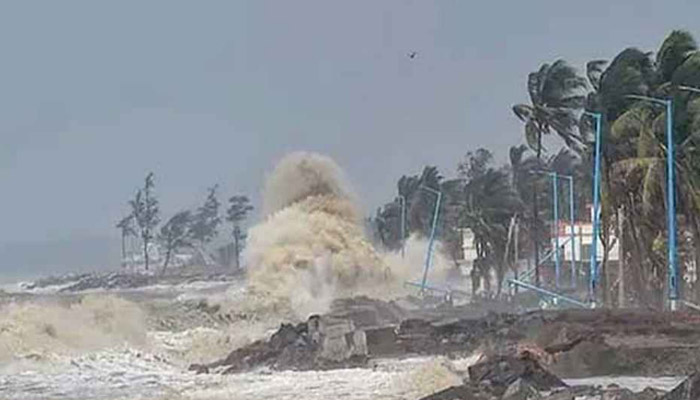 রেমালের প্রভাবে ১২ ফুট উচ্চতায় জলোচ্ছ্বাসের শঙ্কা