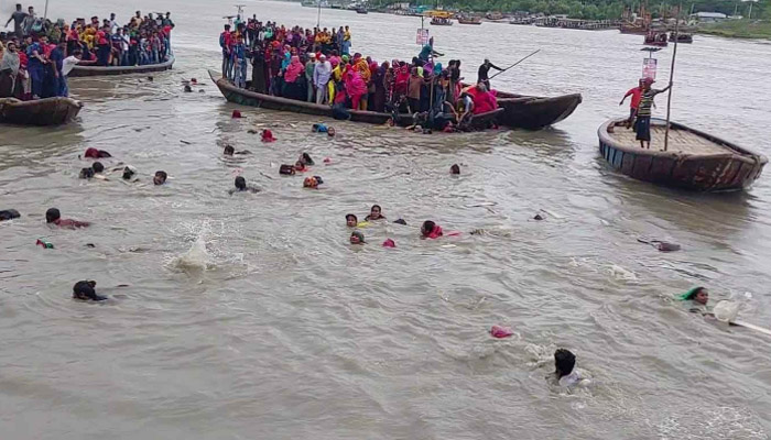 মোংলায় নদীতে ৬০ যাত্রী নিয়ে নৌকাডুবি