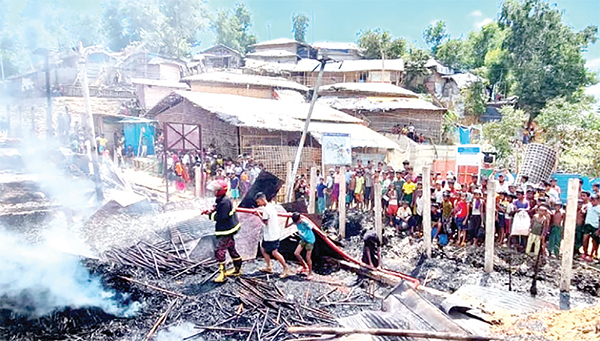 আগুন আর শিরশ্ছেদ আতঙ্কে সীমান্তে ৪৫ হাজার রোহিঙ্গা