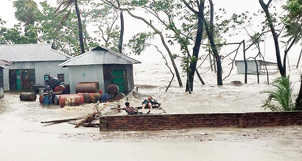 জলোচ্ছ্বাসে তলিয়ে গেছে উপকূলীয় নিম্নাঞ্চল