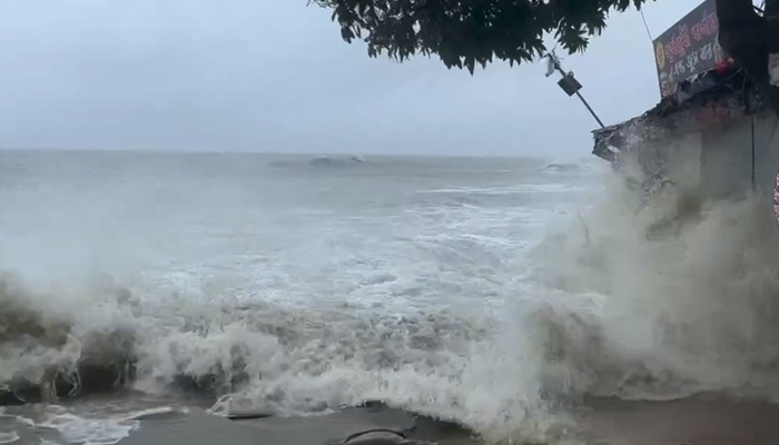 ঘূর্ণিঝড় রেমালের তাণ্ডবে তছনছ উপকূল