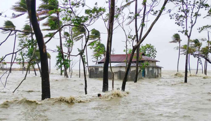 হাতিয়ার ১৪ গ্রাম প্লাবিত, পানিবন্দি হাজারো মানুষ