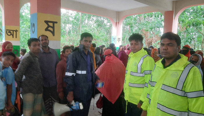 সেন্টমার্টিনে বেড়েছে পানি, নিরাপদ আশ্রয়ে যাচ্ছে মানুষ 