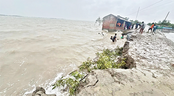 সাতক্ষীরায় বাঁধ ঠেকাতে স্থানীয়দের স্বেচ্ছাশ্রম