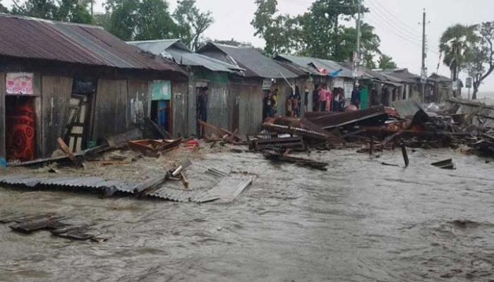 হাতিয়ায় ভেসে গেল ২ হাজার গবাদিপশু ও ১০ দোকান