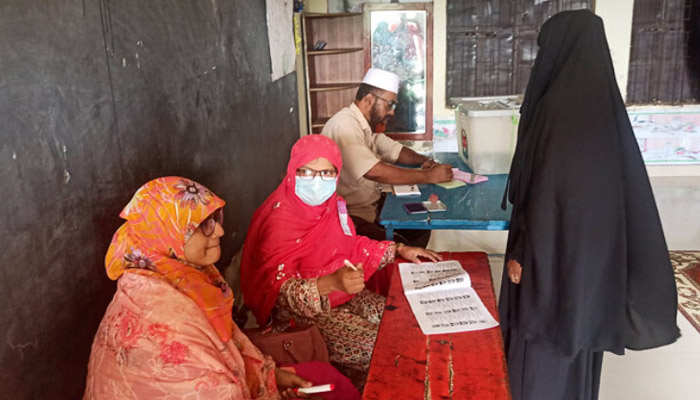 ঈশ্বরগঞ্জ উপজেলা নির্বাচনে দুই ঘণ্টায় এক বুথে ৩ ভোট