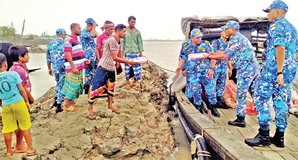 ঘূর্ণিঝড়ে ক্ষতিগ্রস্ত মানুষের পাশে বাংলাদেশ কোস্ট গার্ড