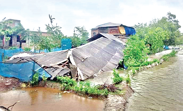 দেড় হাজার বাড়ি বিধ্বস্ত দুই লাখ মানুষ ক্ষতিগ্রস্ত