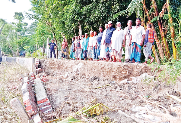 চাঁদপুর ভাঙনে সড়ক ও মসজিদ ঝুঁকিতে, গণকবরস্থান বিলীন