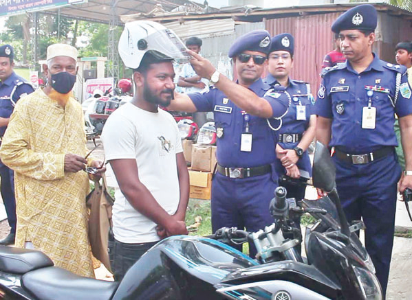 ‘নো হেলমেট, নো ফুয়েল’ কার্যক্রম জোরদারে পুলিশ