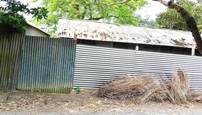 সিরাজগঞ্জে জোরপূর্বক অসহায় পরিবারের বাড়ি দখলের অভিযোগ