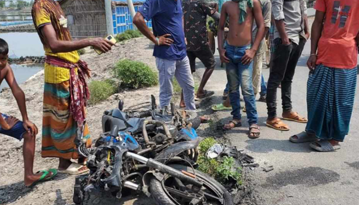 খুলনায় মোটরসাইকেল-ভ্যান সংঘর্ষ, নিহত ৩