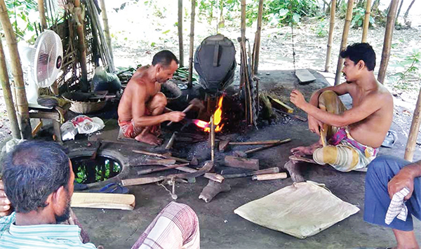 লোহা পেটানোর শব্দে মুখর কামার পল্লি