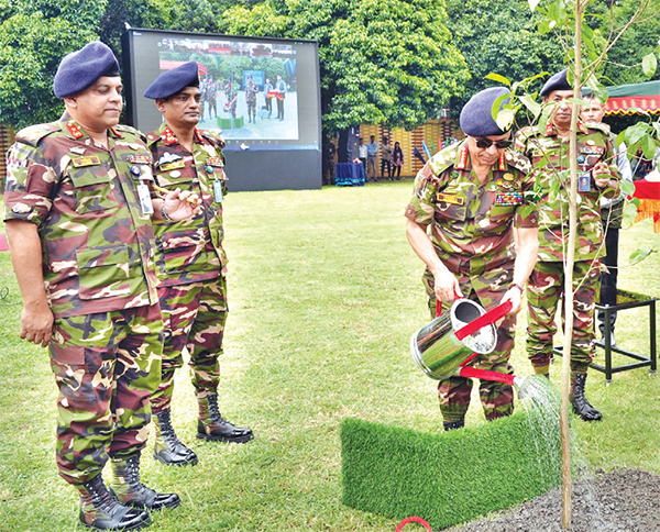 সেনাবাহিনীর বৃক্ষরোপণ অভিযান উদ্বোধন করলেন সেনাপ্রধান