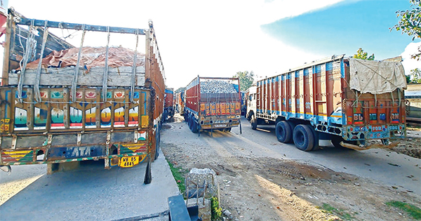 পণ্যবাহী গাড়িতে অবৈধভাবে পণ্য পাচার