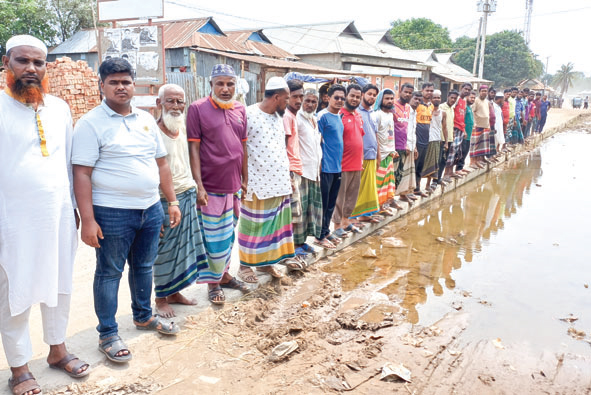 পাঁচ বছরেও শেষ হয়নি রাস্তা পুনর্নির্মাণের কাজ