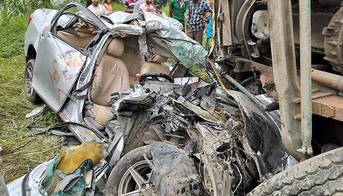 টাঙ্গাইলে ট্রাক-প্রাইভেটকার মুখোমুখি সংঘর্ষে নিহত ৩