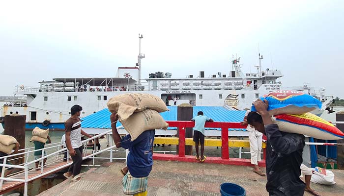 জাহাজযোগে সেন্টমার্টিনে গেল ২ শত মেট্রিক টন খাদ্যপণ্য