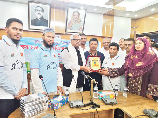 সাঁথিয়ায় শ্রেষ্ঠ ইউনিয়ন ভূমি সহকারী কর্মকর্তা আলিমুল রাজি