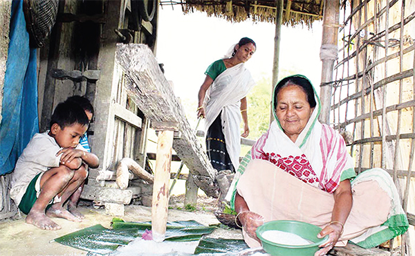 হারিয়ে যাচ্ছে গ্রামবাংলার ঐতিহ্যবাহী ঢেঁকি