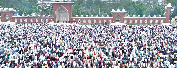 গোর-এ শহীদে একসঙ্গে ঈদের নামাজ পড়লেন ৩ লাখ মুসল্লি