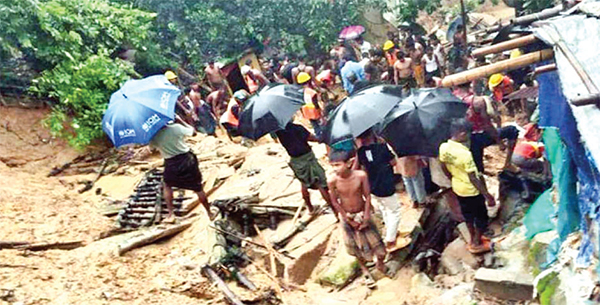 রোহিঙ্গা ক্যাম্পে পাহাড় ধসে ১০ জনের মৃত্যু