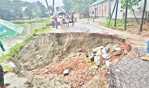 ভূরুঙ্গামারীতে রাস্তা ভেঙে যোগাযোগ ব্যবস্থা বিচ্ছিন্ন