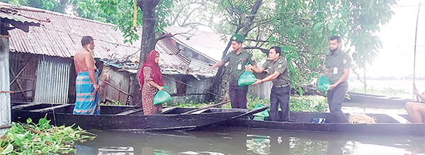 বন্যাদুর্গতদের পাশে আনসার ও গ্রামপ্রতিরক্ষা বাহিনী