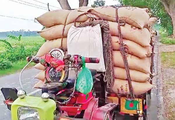 কালীগঞ্জে ভিজিএফের চাল বিক্রির অভিযোগ