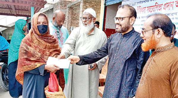 দরিদ্রদের সেলাই মেশিন ও নগদ অর্থ প্রদান