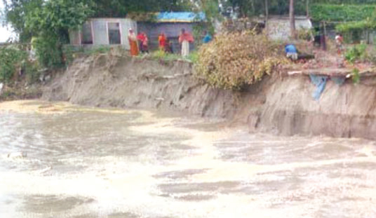 চরাঞ্চলে ডুবে গেছে ফসল নিম্নাঞ্চলে ভাঙন শুরু