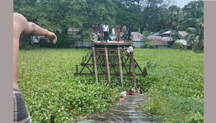 বরগুনার আমতলীতে ব্রিজ ভেঙে বিয়ের যাত্রীবাহী মাইক্রোবাস খালে, নিহত ১০, নিখোঁজ কমপক্ষে ১১