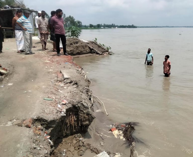 ভূরুঙ্গামারীতে তলিয়ে গেছে দুধকুমার নদের তীর সংরক্ষণ বাঁধ