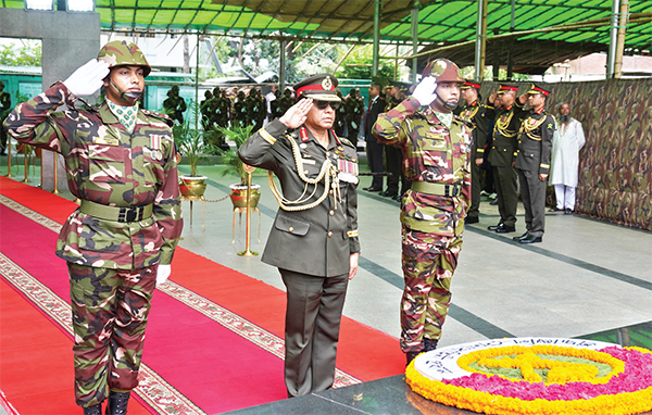 জাতির পিতার প্রতিকৃতিতে  সেনাপ্রধানের শ্রদ্ধা