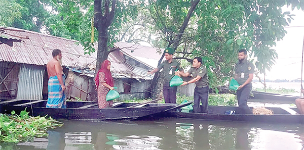 বন্যাদুর্গতদের পাশে আনসার ও গ্রামপ্রতিরক্ষা বাহিনী