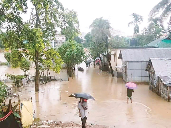 বন্যার পানি কমলেও কমেনি জনজীবনের দুর্ভোগ