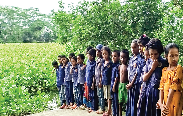 কচুরিপানায় খেয়া চলাচল বন্ধে দুর্ভোগে ৭ গ্রামের মানুষ