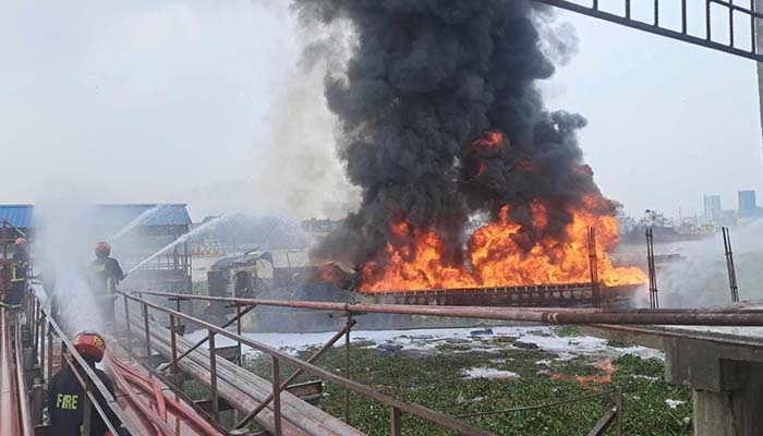 বুড়িগঙ্গায় তেলবাহী ট্রলারে আগুনের ঘটনায় ১ জনের মরদেহ উদ্ধার