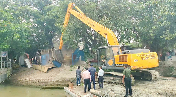 ধলেশ্বরী তীরের অর্ধশতাধিক অবৈধ স্থাপনা উচ্ছেদ