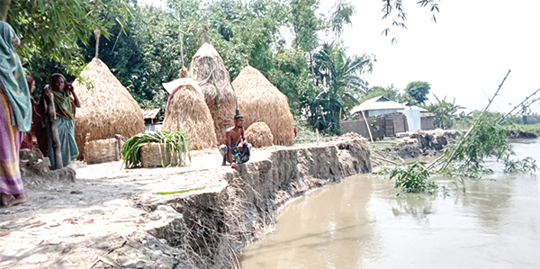 নির্ঘুম রাত কাটছে নদী তীরবর্তী মানুষের