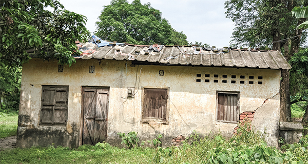 জরাজীর্ণ কোয়াটারে ঝুঁকি নিয়ে পুলিশের বসবাস