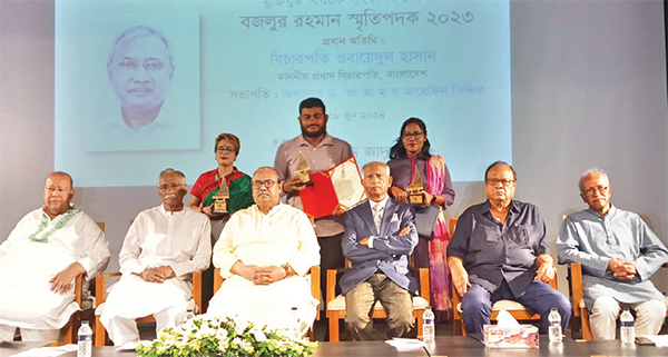 মুক্তিযুদ্ধবিষয়ক সাংবাদিকতায় বজলুর রহমান স্মৃতিপদক প্রদান