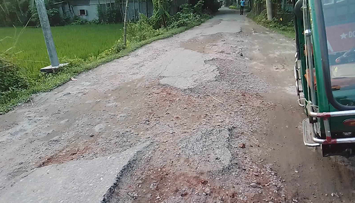 নগরীর কামারের মোড়-মীরগঞ্জ বাজার সড়কের বেহাল দশা, দুর্ভোগ চরমে