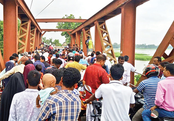 ভাঙনরোধে বাঁধ নির্মাণের দাবিতে মানববন্ধন